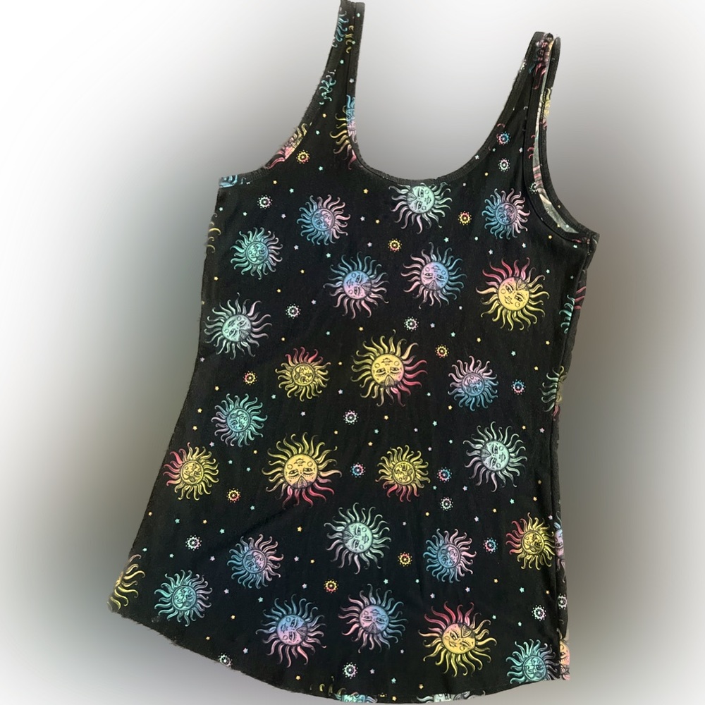 💖5/$25 Celestial 90s sun & moon tank top size M - Picture 1 of 4